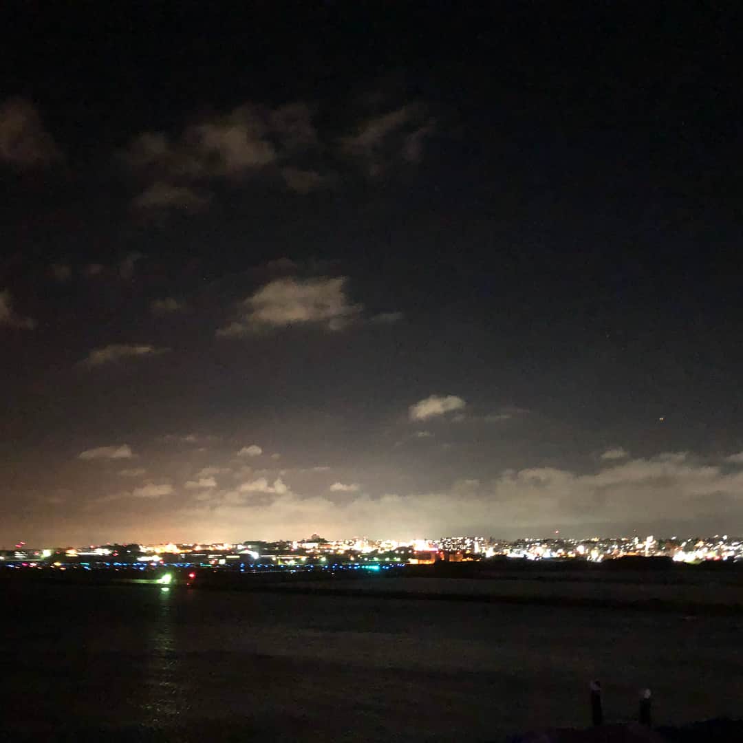 盛山晋太郎さんのインスタグラム写真 - (盛山晋太郎Instagram)「沖縄で漫才出番を頂きまして、前乗りで来させてもらったのですが、台風の影響で夜に着くことになり、本来は座間味という島で過ごすつもりが欠航で行けなくなったので、沖縄本島でノープランで過ごしましたが、海に行ったりプールに入ったり温泉に浸かったりで、なんだかんだいっぱい沖縄を楽しめました。  #ゲリラ豪雨が降り #劇場に行けない、間に合わないアタフタしていると #地元の方が車に乗せて送り届けてくれました #男ふたり旅 #海でおっさん２人でプロレスの投げ合いをしてたときにゾッとしました #何人かおったらええけど30オーバーのおっさん２人が海でやること違う #男ふたりで沖縄の夜景 #きもいおっさんふたり旅 #オリオンビールを摂取 #あと沖縄来てなぜか台湾食フェスに参加 #ウミカジテラス瀬長島 #残り3枚の写真なんで反映されへんねん！ #台風22号は、絶対に日本に来ないように交渉しときました」9月8日 17時23分 - morishimc