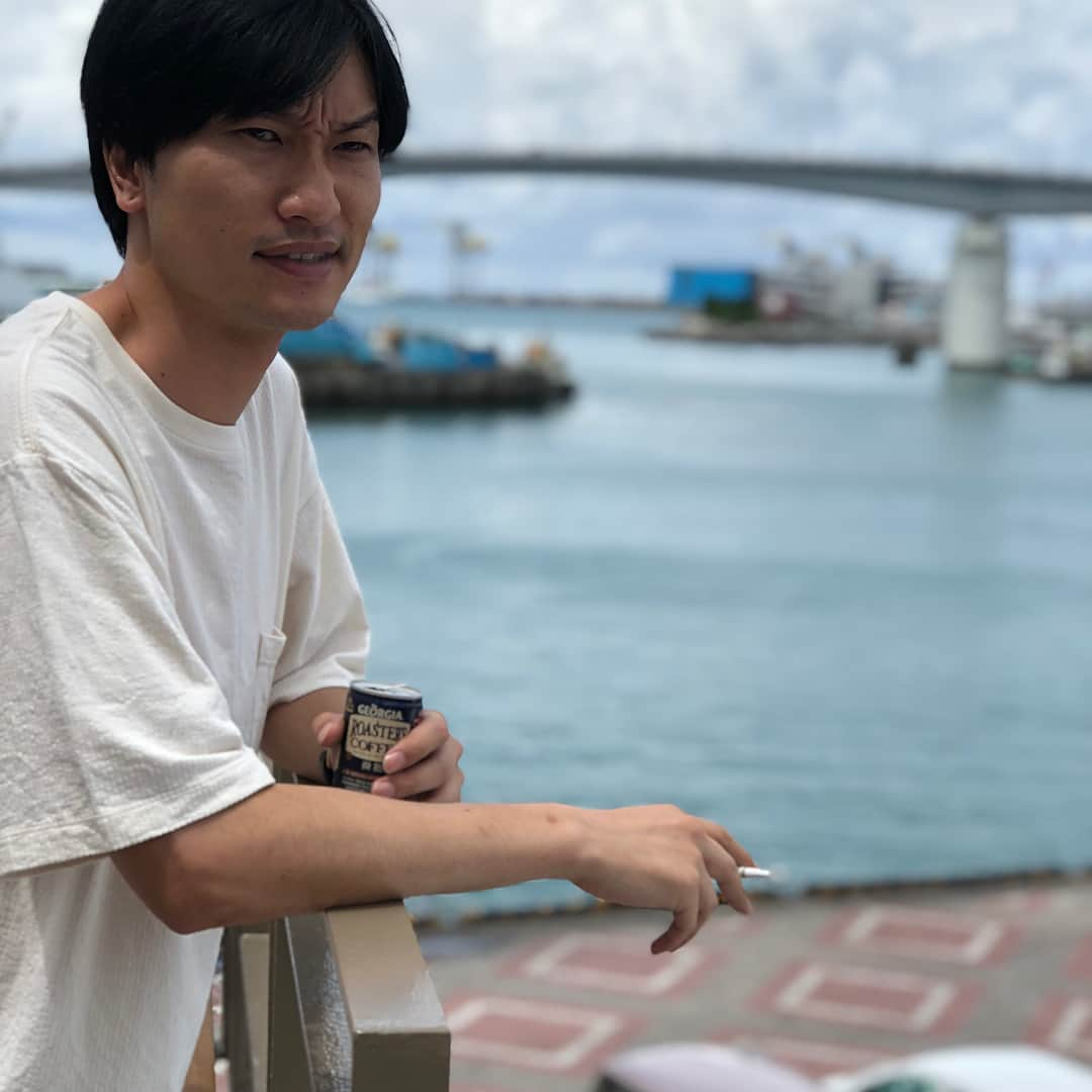 盛山晋太郎さんのインスタグラム写真 - (盛山晋太郎Instagram)「沖縄で漫才出番を頂きまして、前乗りで来させてもらったのですが、台風の影響で夜に着くことになり、本来は座間味という島で過ごすつもりが欠航で行けなくなったので、沖縄本島でノープランで過ごしましたが、海に行ったりプールに入ったり温泉に浸かったりで、なんだかんだいっぱい沖縄を楽しめました。  #ゲリラ豪雨が降り #劇場に行けない、間に合わないアタフタしていると #地元の方が車に乗せて送り届けてくれました #男ふたり旅 #海でおっさん２人でプロレスの投げ合いをしてたときにゾッとしました #何人かおったらええけど30オーバーのおっさん２人が海でやること違う #男ふたりで沖縄の夜景 #きもいおっさんふたり旅 #オリオンビールを摂取 #あと沖縄来てなぜか台湾食フェスに参加 #ウミカジテラス瀬長島 #残り3枚の写真なんで反映されへんねん！ #台風22号は、絶対に日本に来ないように交渉しときました」9月8日 17時23分 - morishimc