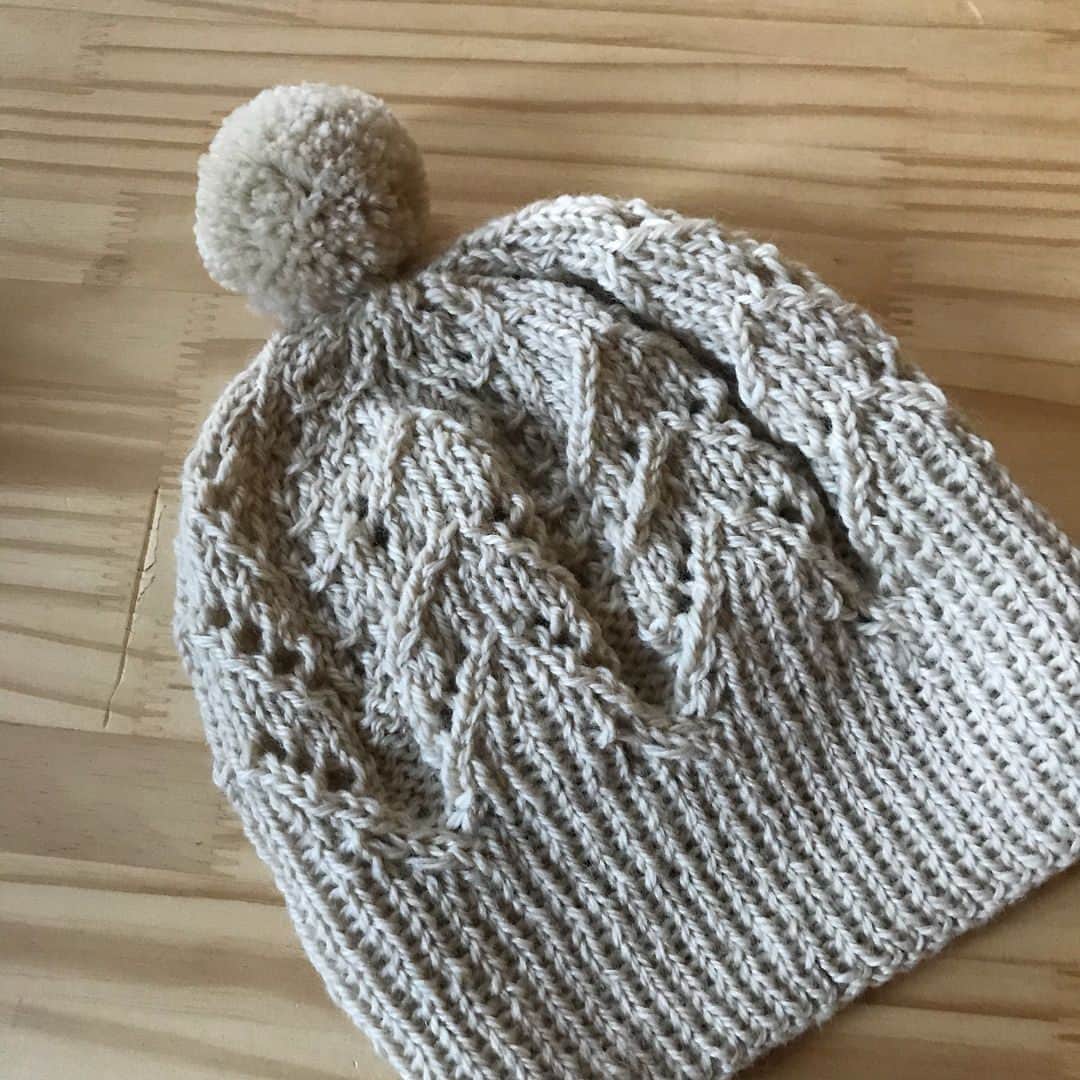 マル子さんのインスタグラム写真 - (マル子Instagram)「最近車の運転が楽しいです！ 今日もたくさん運転しました🚐 そして、まだまだ暑いですがwool始めました🐏 去年から編んでいたモヘアのセーターが完成しました。 勢いでニットキャップも編みました。 wool楽しい❤️ #暑苦しくてごめんなさい  #パリジェンヌの編みもの」9月8日 16時59分 - tomikago