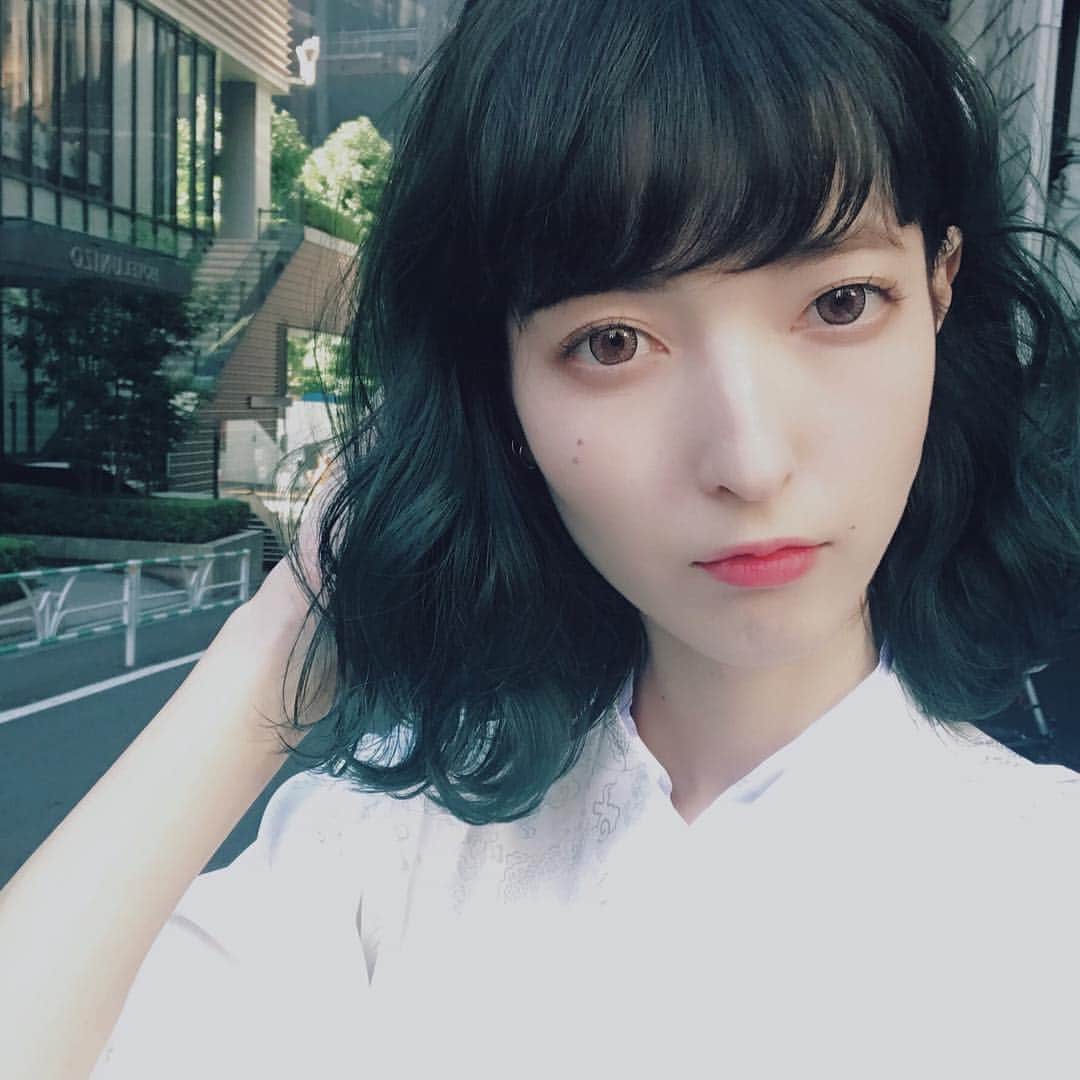 山本朋子のインスタグラム：「19歳ぶりに前髪作った💇 もこちんいつもありがとう💓  #8年ぶりの前髪 #前髪 #shachu #もこちんカラー #秋カラー」