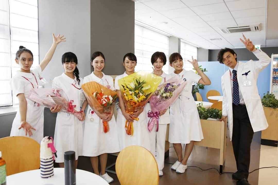 テレビ朝日「ヒモメン」のインスタグラム：「⠀ 💐佐藤仁美さん、YOUさん、田原可南子さん、皆本麻帆さんオールアップ🙋✨⠀ ⠀ この日まだ撮影が残る川口春奈さん、勝地涼さん、岡田結実さんの３人とみんなで♥️⠀ ⠀ 続々とキャストの皆さんがクランクアップしてしまって寂しくなる現場です😣⠀ ⠀ #川口春奈  #勝地涼 #岡田結実 #佐藤仁美 #田原可南子 #皆本麻帆 #YOU⠀ #土曜ナイトドラマ⠀ #ヒモメン⠀ #最終回放送まであと6時間‼️⠀ #第7話⠀ #9/8(土)よる23時15分～」