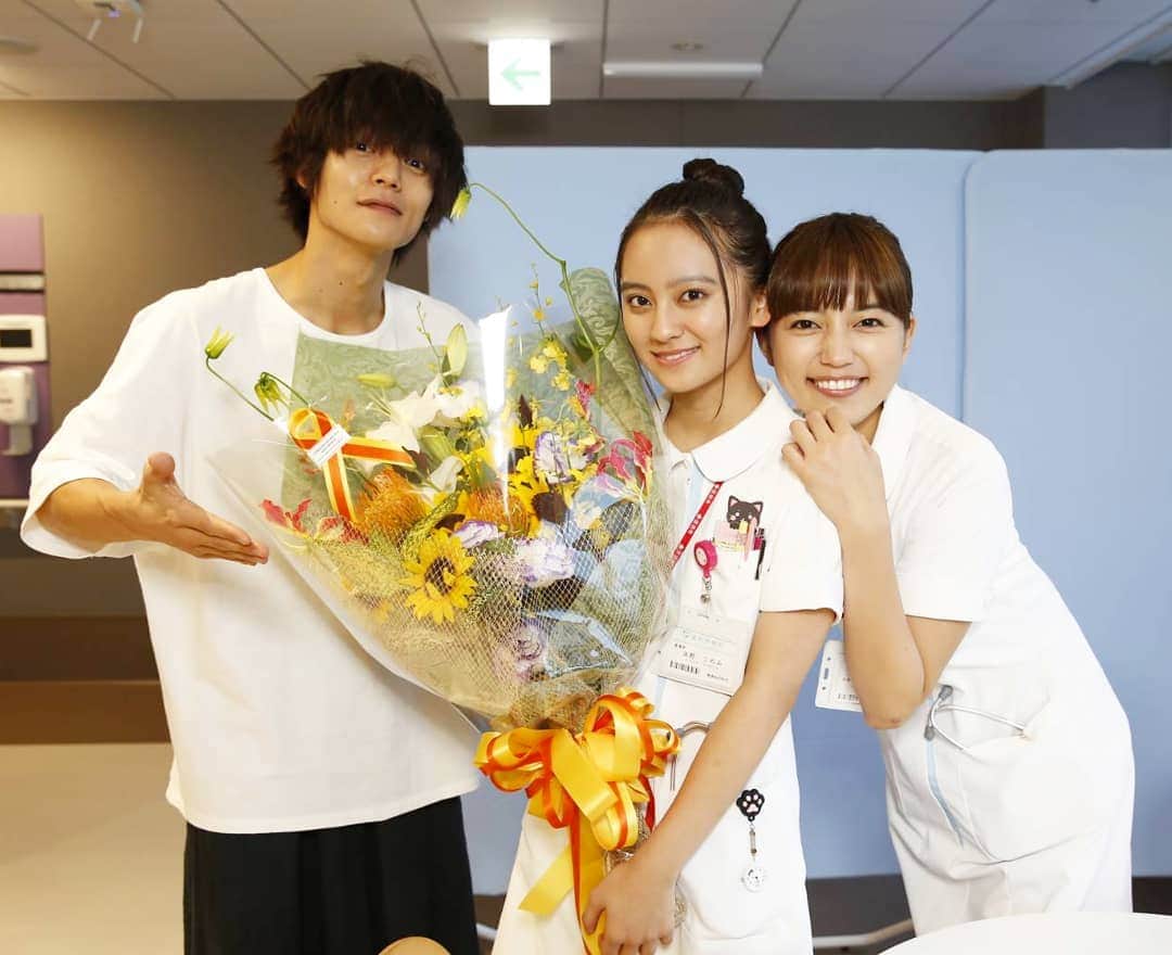 テレビ朝日「ヒモメン」のインスタグラム：「⠀ ＼＼🎊岡田結実さんオールアップ💐／／⠀ ⠀ 続いて、岡田結実さん、窪田正孝さん、川口春奈さんの3ショットを❣️⠀ ⠀ #岡田結実 さん⠀ #オールアップ⠀ #かわいい3ショット✨⠀ #土曜ナイトドラマ⠀ #最終回放送まであと5時間‼️⠀ #ヒモメン⠀ #第7話⠀ #9/8(土)よる23時15分～」