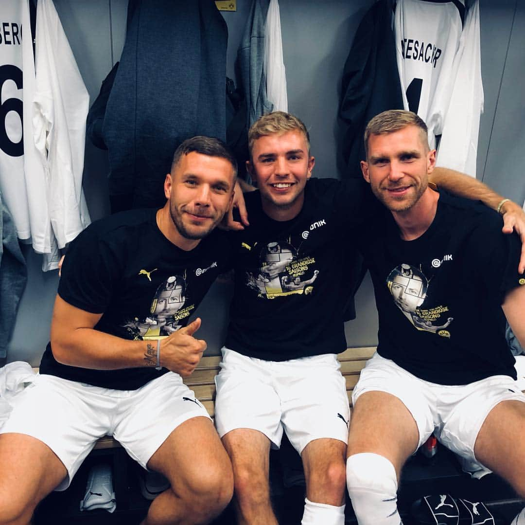 クリストフ・クラマーのインスタグラム：「#agrandiosabschied 🙏🏼💥⚽️ 4 Beine, eine Gazelle 😄 #reunion #heftigeoptischetäuschung 😜 @p_mertesacker @poldi_official @romanweidenfeller_1」