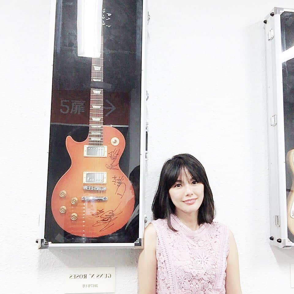 相川七瀬さんのインスタグラム写真 - (相川七瀬Instagram)「横浜アリーナにて GUN' Sのサイン入りギターみーつけ。  #横浜アリーナ」9月8日 18時44分 - nanasecat