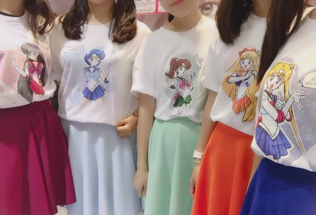 吉田有里さんのインスタグラム写真 - (吉田有里Instagram)「高校最後の文化祭終わりました♥️ すごくすごく楽しかったです🌟 私たちのクラスはチュロスを売りました😳♥️800食完売できてよかったです🙆‍♀️ ・ ・ クラスの女子みんなでセーラームーンをテーマに揃えた洋服はとても可愛かったです💓 5人でTシャツを合わせました😆最高です💕 ・ ・ いつもゴルフばっかりだけどすごく楽しい思い出を作れて本当に嬉しいし、仲良くしてくれる友達にも感謝です☘️ 本当にありがとう〜😘 ・ ・ また明日から試合に向けて練習頑張ります👍 ・ #文化祭  #セーラームーン  #最高でした」9月8日 19時08分 - yuri_yoshida__