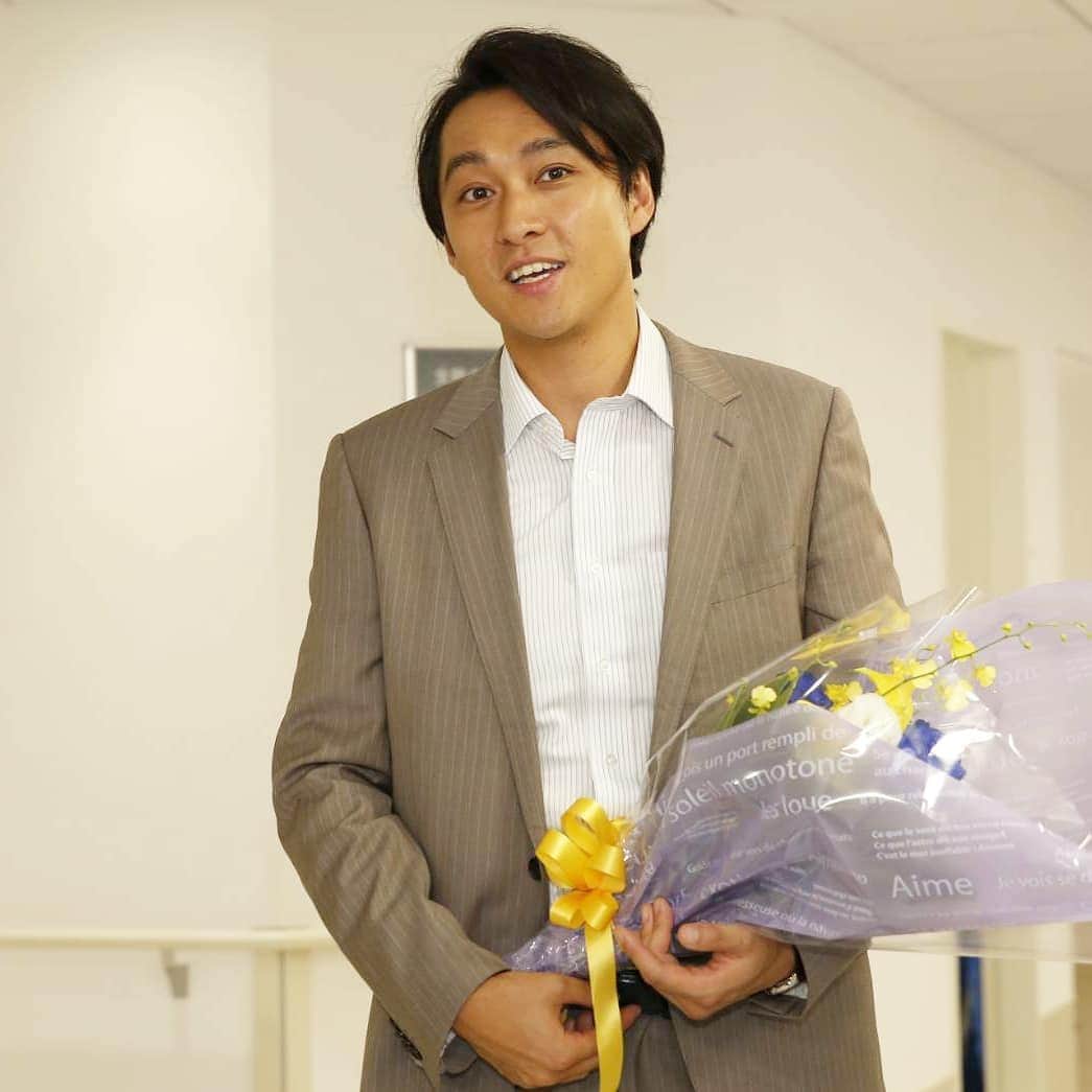 テレビ朝日「ヒモメン」のインスタグラム：「⠀ ＼＼🎊渡辺大さんオールアップ💐／／⠀ ⠀ 「最終回にゲストとして出させてもらって本当に光栄でした！返しで笑いをこらえるのが辛かったくらい腹抱えて笑った現場でした。どうもありがとうございました！」と挨拶し、撮影を振り返りました😆💞⠀ ⠀ #松平鷹彦役⠀ #渡辺大 さん👨‍💼⠀ #お疲れ様でした㊗️⠀ #土曜ナイトドラマ⠀ #ヒモメン⠀ #最終回放送まであと4時間‼️⠀ #第7話⠀ #9/8(土)よる23時15分～」
