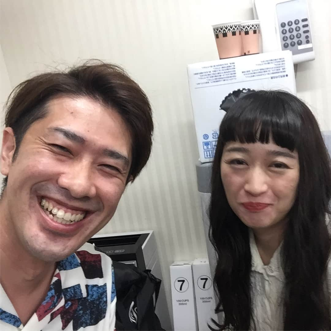 黒沼誠さんのインスタグラム写真 - (黒沼誠Instagram)「とにかく笑ってる写真。  スパイク小川ちゃん。  吉本坂46の暫定センター。  おめでたい。  幸せをお裾分けさせて頂いた。  美人おもろボケガール。  これまた真似したくなる笑顔でございます。  #スパイク #小川ちゃん #ボーイフレンド #黒沼 #お笑い #お笑いライブ #お笑い芸人 #とにかく笑ってる写真 #笑顔写真 #吉本坂46 #暫定センター #boyfriend #instagood #smilephotography #smile#thankyou #comedy」9月8日 19時56分 - bfkuronuma