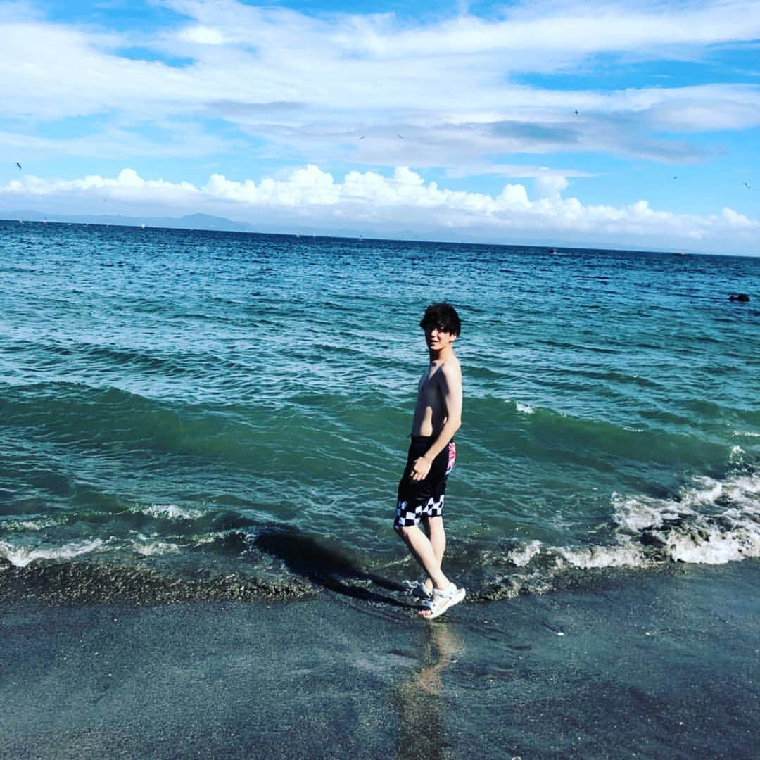 小野竜輔さんのインスタグラム写真 - (小野竜輔Instagram)「平成最後の夏を大好きなお兄さん方と過ごしてきたよ。 夏の終わりはなんとも切ないもんだね。  #平成最後の夏#夏の終わり#三浦海岸#BBQ#お笑い #お笑い芸人 #ダイヤモンド #小野#漫才 #おしゃれさんと繋がりたい #おしゃれ #オシャレ #塩顔 #塩顔男子 #ソルティーズ #saltys #エアバンド #エアベース #エアシンセサイザー #インフルエンサー#バンド」9月8日 20時35分 - onodora0813