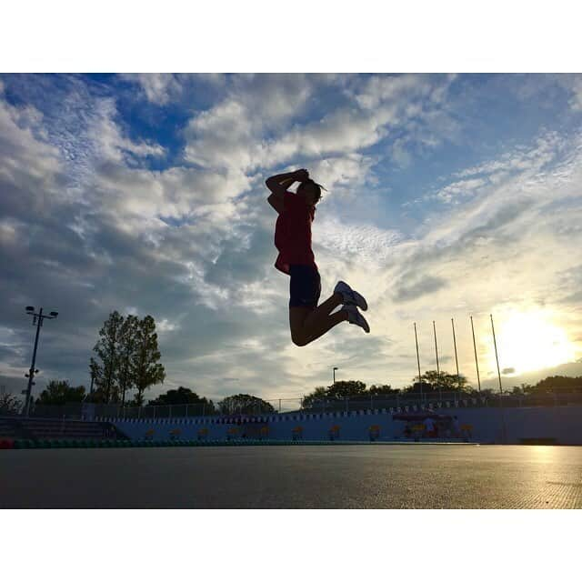 池江璃花子さんのインスタグラム写真 - (池江璃花子Instagram)「* 国体合宿のため、奈良県に来ています！ あと1週間で試合が始まります。 スポーツで日本に勇気と元気を与えられるよう、 今シーズンラストレース頑張ります。 GO!TOKYO!💜📣 #福井国体 #teamtokyo  #とりあえずジャンプ #揃えられた靴 #ちょっと寂しそう #すごく飛んでそうに見えるけど #実際そんなに飛んでないと思う」9月8日 20時54分 - ikee.rikako