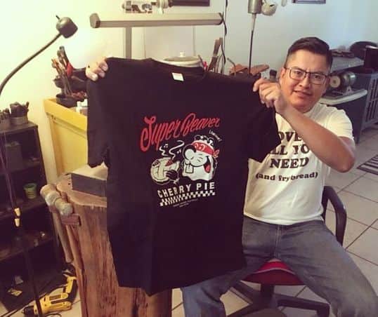 上杉研太さんのインスタグラム写真 - (上杉研太Instagram)「なんと今日ナバホ族のシルバー職人Clendon Pete氏からメッセージが届きました。  I like your music very much.  Thank you. 😊と。  この写真とともに笑  俺のネックレスは彼の作品です。  それを見つけてSUPER BEAVERをチェックしてTシャツまで日本から買ってくれたみたいです。  感動しました。  ヤバすぎ！！😂 国境超えすぎ！！😂」9月9日 0時20分 - kentauesugi