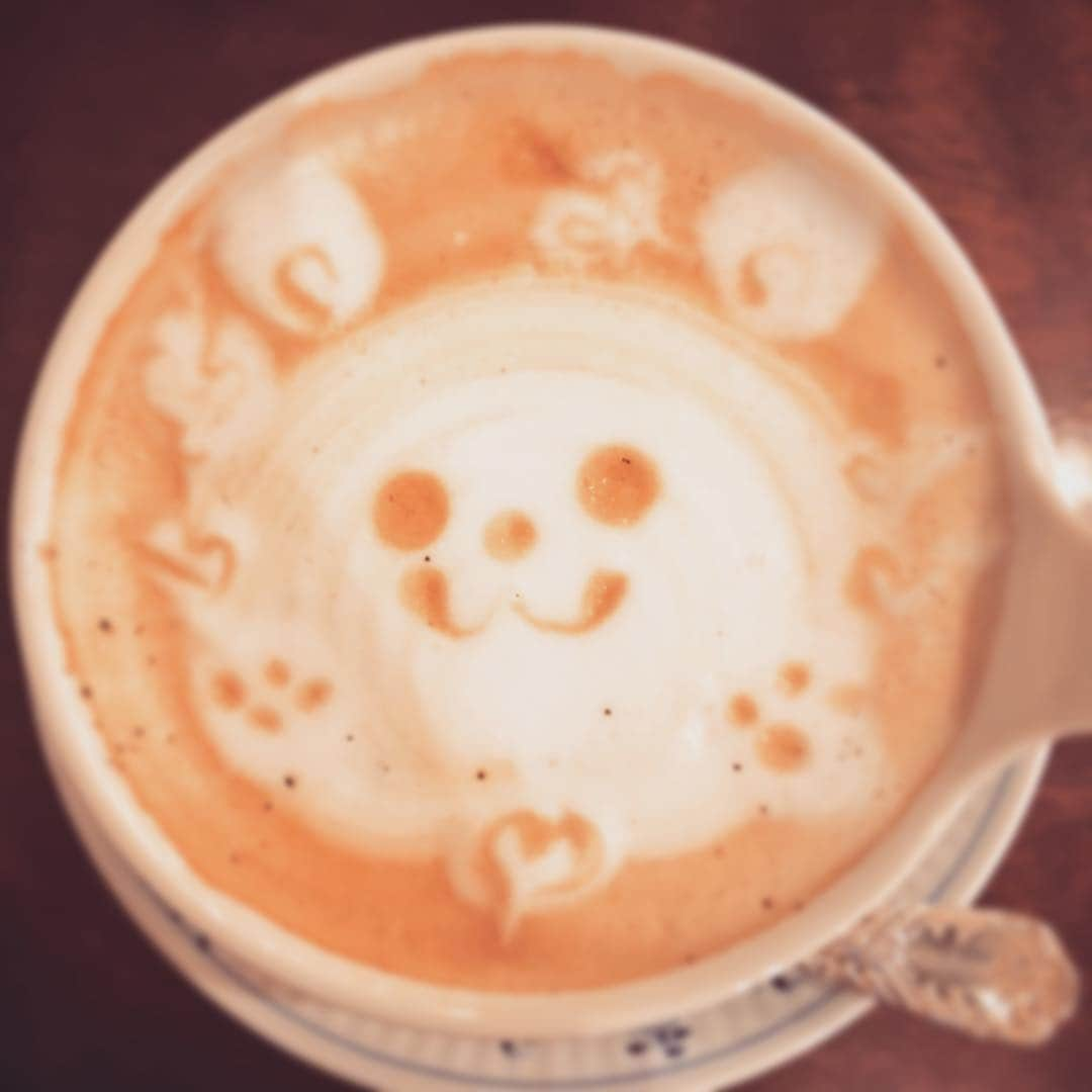 伊石真由のインスタグラム：「けしからんくま  #くまさん #椿屋珈琲店 #ラテアート #六本木 #cafe #coffee #coffeetime #latte #instaphoto #instagood #instafollow #japan #roppongi #actress #voiceactor #happy #love」