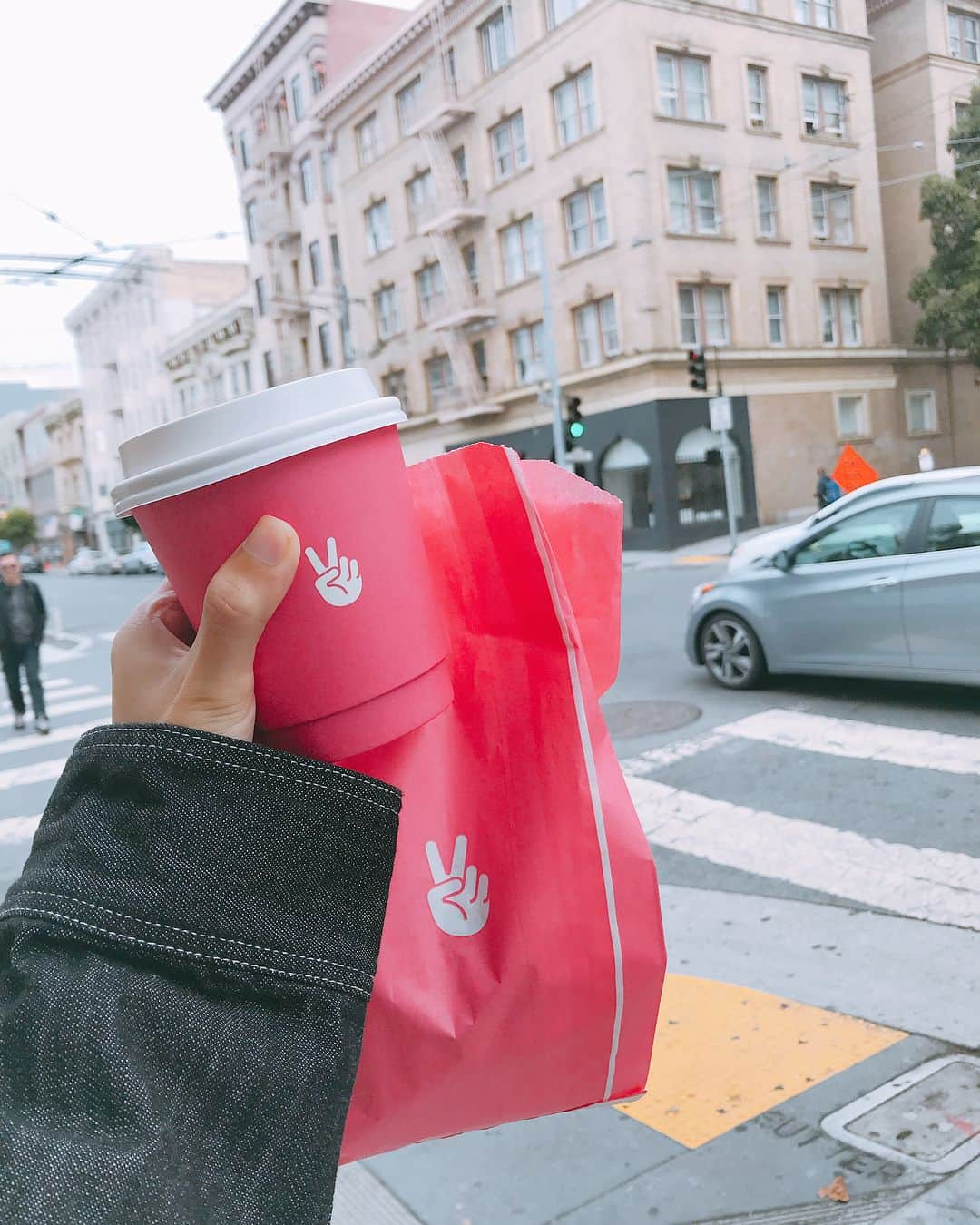 HARUNAさんのインスタグラム写真 - (HARUNAInstagram)「早朝から並ぶパン屋さん🥐 可愛くて美味しい！ #sanfrancisco」9月9日 2時26分 - haru_na810