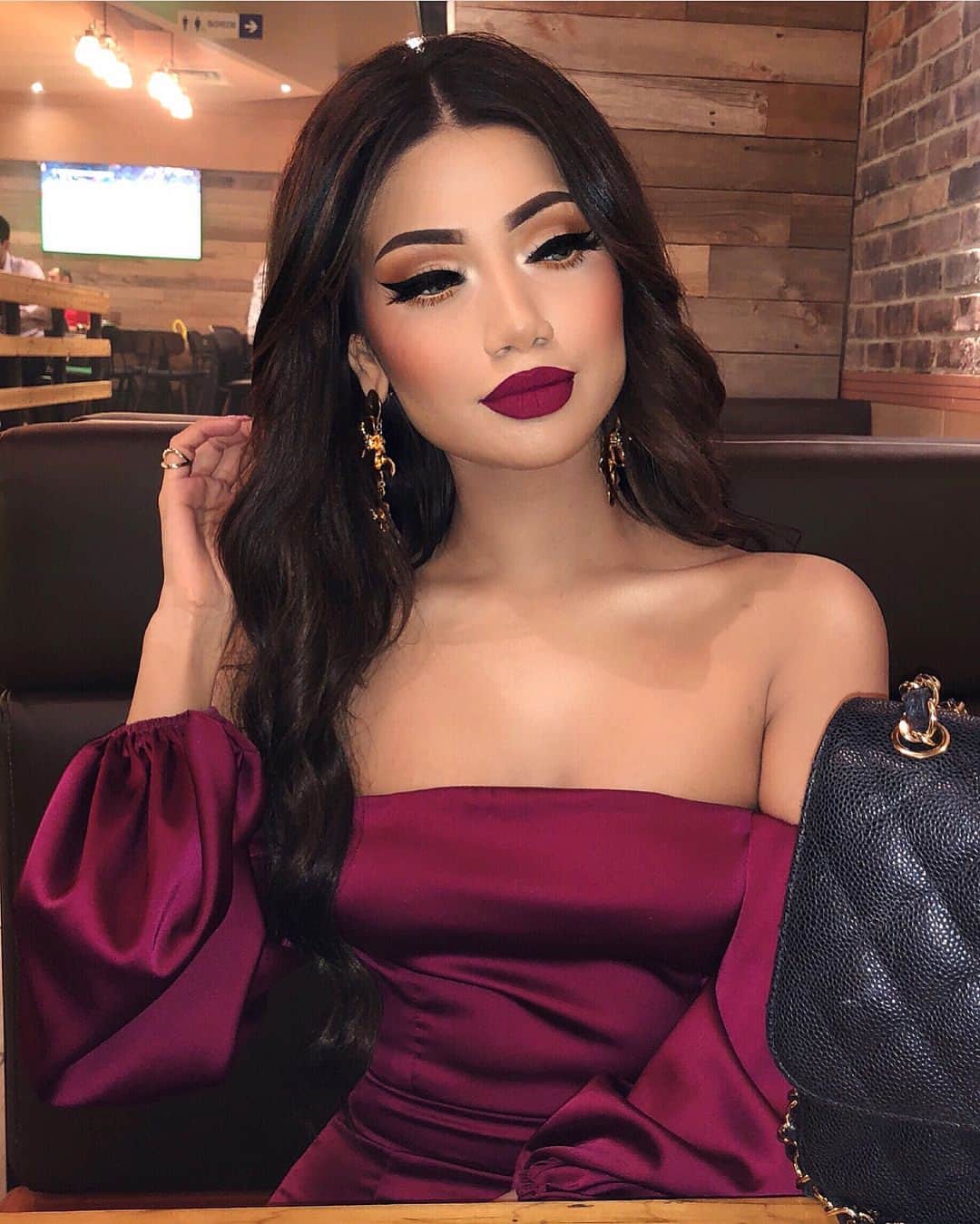 vegas_nayのインスタグラム：「This look 😍😍 @makeupbyalinna #beauty #fallvibes #makeup #inspiration p.s Lip colour is @toofaced “bend and snap” & “Wine not” mixed」