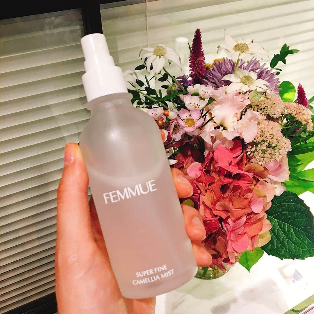 佐藤あやさんのインスタグラム写真 - (佐藤あやInstagram)「韓国発のスキンケアブランド”FEMMUE”の発表会に行ってきました✨ . 今回新しく発売されるのは2枚目のモイスチャーミスト。 1%だけオイルが配合されていて、数プッシュでしっとりする感じ。 細かくて柔らかいミストが肌を優しく包んでくれます。 スキンケアの初めにブースターとして使ったり、メイクの仕上げにシュッとひと吹きすると崩れにくくなるそうです。 . ところでこのブランド、今年日本に上陸したばかりなのですが、初めて見たときからすごく気になってたんです！ . というのも写真3枚目のオイルと美容液。 これが試してみたところあまりにも良すぎて。。✨ 美容液はとろっとしているのにぐんぐん浸透していきます。 韓国ではこの美容液がすごく人気みたい。 オイルはサラッとしていて朝も使えるそうです。 どちらも見た目も可愛くてまるで香水みたい💕 . そしてこのオイル、なんと言っても香りがとんでもなく良いんです✨ ほんとに香水みたいなの！ 新発売のミストもこのオイルが入ってるからすごく良い香りで、もうスキンケアしながら深呼吸して癒されまくり😂💖 . 天然由来成分ばかりでできてるのにこんなに良い香りのスキンケアってかなり珍しいんじゃないかな。 . 4枚目は洗い流すマスクなんだけど花びらが入ってて香りも良くて肌のハリと気分がアガる🧚🏻‍♀️🌙 . なんかとにかく良い女感が溢れまくってる香りなんです。 自分の中の”女”を身体の奥から呼び起こされそう🙆🏻‍♀️（笑） @makeupkitchen_official や @cosmekitchen に置いてあるので見つけたらぜひ香り嗅いでみてほしい🙏🏻✨ . #femmue#makeupkitchen#cosmekitchen #organic#organiccosmetics#naturalbeauty#naturalcosmetic#skincare#ファミュ#コスメキッチン#メイクアップキッチン#オーガニックコスメ#オーガニック#ナチュラルコスメ#ふぁの感動シリーズ」9月9日 10時02分 - faafa8