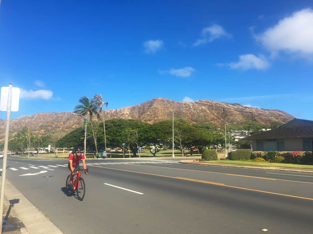 白石蘭のインスタグラム：「ハワイはどこを撮っても絵になるから、写真撮るのが上手いんじゃないかって錯覚になる😂💗💗 宿はカハラで徒歩１分でビーチで朝起きたらこのダイアモンドヘッドの絶景😌💕もう最高に癒された💕 来年もハワイいけますよーに☺️🌺 #hawaii#ハワイ#旅行好き#trip#diamondhead#kahala #lanikaibeach#instagood」