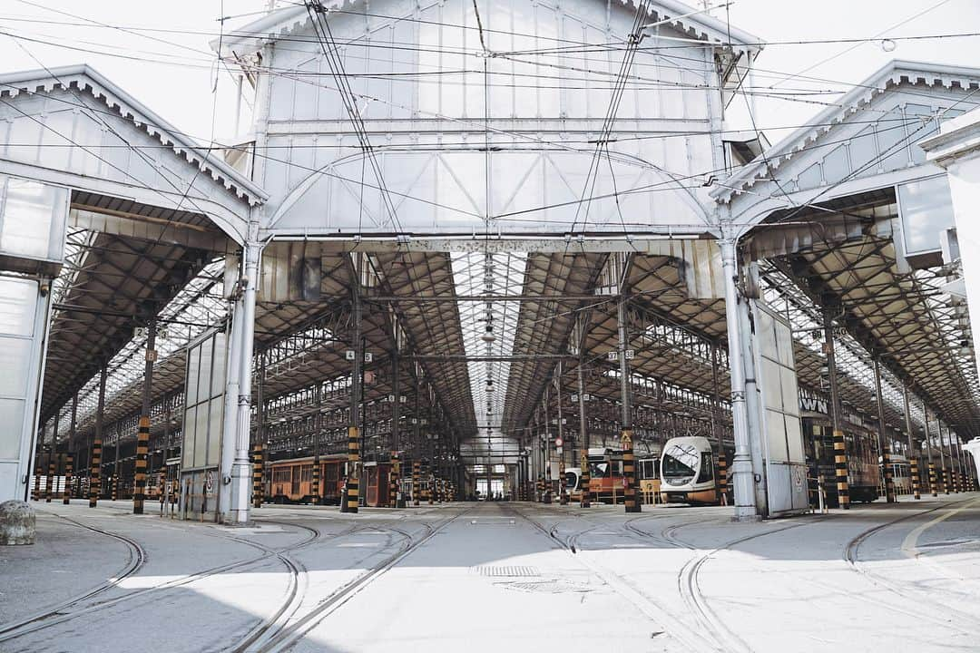 市川渚さんのインスタグラム写真 - (市川渚Instagram)「🚃🚃🚃 . ミラノの街中を走るトラム(路面電車)の車両基地。シンメトリーで美しい。 . #milano#italy🇮🇹#tram#railyard#italytrip#nagikotrip#travelphotos#sonya#sonya7ii#tamronA036」9月9日 14時46分 - nagiko