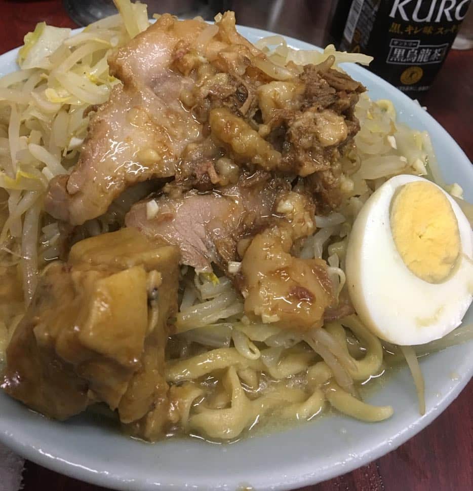 松本誠治のインスタグラム：「先日のツアーファイナル終わりに、数年ぶりに「富士丸 神谷本店」へ。丼が到着するまでの高揚感と刺激はスゴかったです。そして、相変わらず、美味すぎた。。。チョイ野菜、あぶら別皿。」