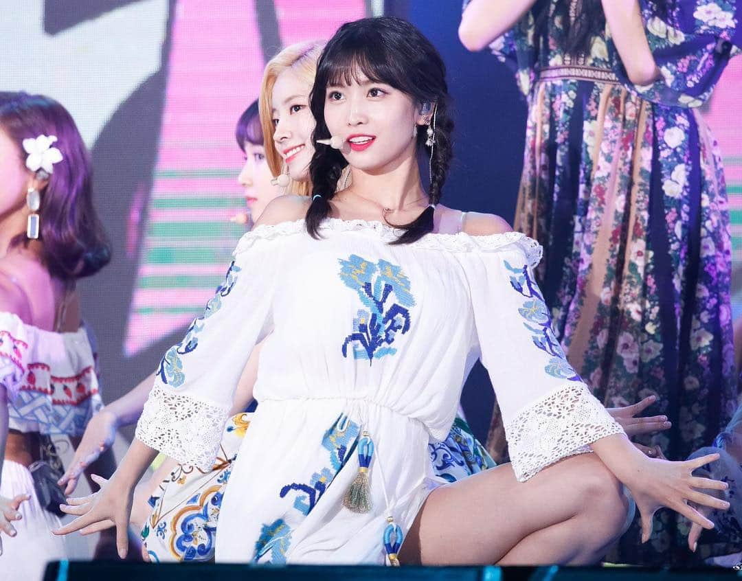 モモさんのインスタグラム写真 - (モモInstagram)「♡ [Fantaken] #모모 - 180908 DMC Festival 2018 Korean Music Wave #트와이스 #모모 #平井もも #もも #TWICE © fancy raccoon」9月9日 15時23分 - momojype