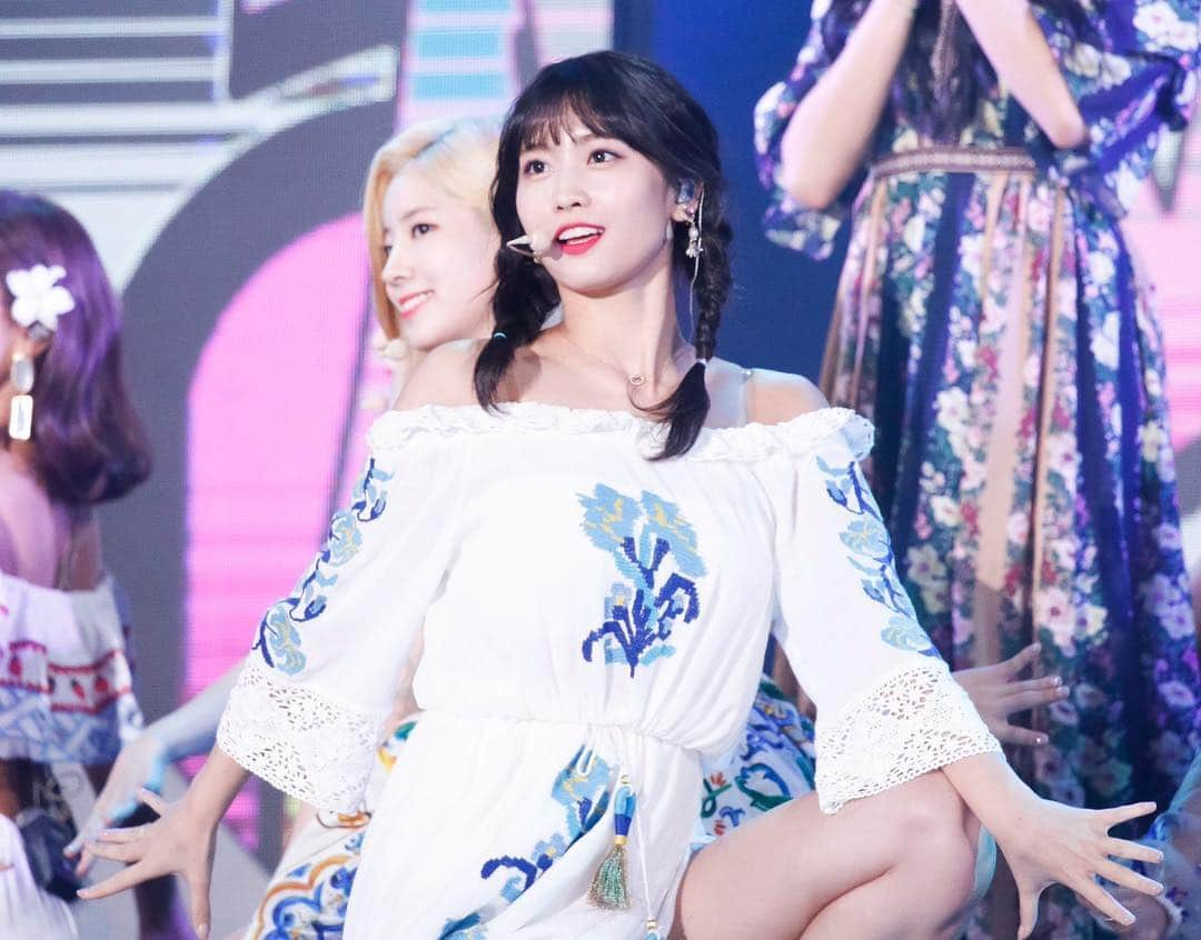 モモさんのインスタグラム写真 - (モモInstagram)「♡ [Fantaken] #모모 - 180908 DMC Festival 2018 Korean Music Wave #트와이스 #모모 #平井もも #もも #TWICE © fancy raccoon」9月9日 15時23分 - momojype