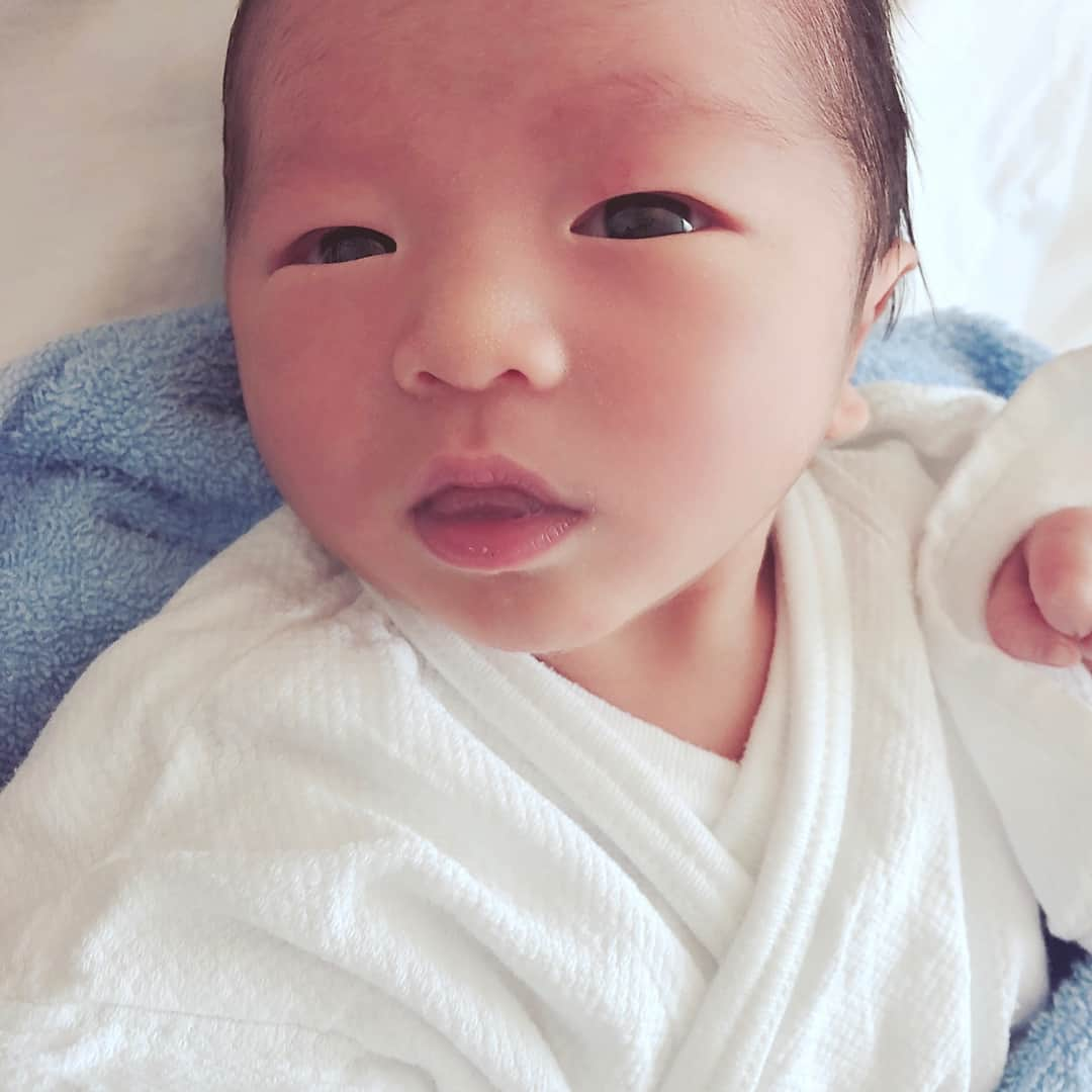 214krnのインスタグラム：「生後2日の赤さん👶🏻 ・ ・ 昨日初母子同室。 お腹減って泣くことが多くて 2人であたふた👫(寝不足) ・ ・ しんくん帰ったから今日から2人。2人で1カ月がんばろ👩‍👦 ・ ・ #生後2日 #男の子 #母子同室 #かわいくてしかたない」