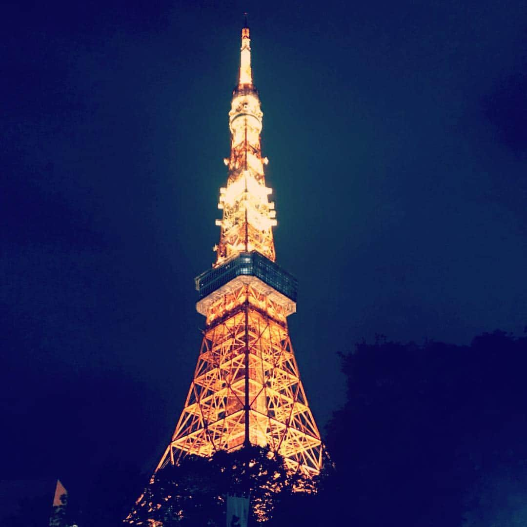 青木裕矢のインスタグラム：「夜の東京タワー 凄く明るくて綺麗でした😆 良かったらフォローの方お願いします コメントも貰えると嬉しいです #東京タワー#東京 #綺麗 #絶景  #instagood #instagram#insta #インスタグラム #明るい  #フォロミー #followforfollowback  #いいねした人で気になった人フォロー」