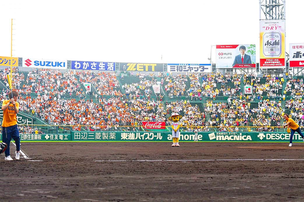 河井ゆずるさんのインスタグラム写真 - (河井ゆずるInstagram)「甲子園での阪神×巨人戦のファーストピッチ(始球式)をコンビでさせて頂きました😭  まさか甲子園のグランドに立てる日が来るとは、、、 室内練習場でキャッチボールもさせて頂き、ええ経験をさせて頂きました⚾️ なんばグランド花月で毎週月曜日よしもと漫才マンデーLIVEというライブがTSUTAYAさんとコラボしていくそうです☺️ ライブにも是非来て下さい😁👍」9月9日 19時24分 - kawaiyuzuru