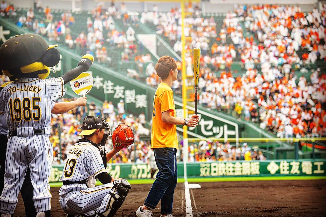 河井ゆずるさんのインスタグラム写真 - (河井ゆずるInstagram)「甲子園での阪神×巨人戦のファーストピッチ(始球式)をコンビでさせて頂きました😭  まさか甲子園のグランドに立てる日が来るとは、、、 室内練習場でキャッチボールもさせて頂き、ええ経験をさせて頂きました⚾️ なんばグランド花月で毎週月曜日よしもと漫才マンデーLIVEというライブがTSUTAYAさんとコラボしていくそうです☺️ ライブにも是非来て下さい😁👍」9月9日 19時24分 - kawaiyuzuru