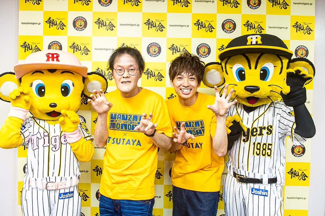 河井ゆずるさんのインスタグラム写真 - (河井ゆずるInstagram)「甲子園での阪神×巨人戦のファーストピッチ(始球式)をコンビでさせて頂きました😭  まさか甲子園のグランドに立てる日が来るとは、、、 室内練習場でキャッチボールもさせて頂き、ええ経験をさせて頂きました⚾️ なんばグランド花月で毎週月曜日よしもと漫才マンデーLIVEというライブがTSUTAYAさんとコラボしていくそうです☺️ ライブにも是非来て下さい😁👍」9月9日 19時24分 - kawaiyuzuru