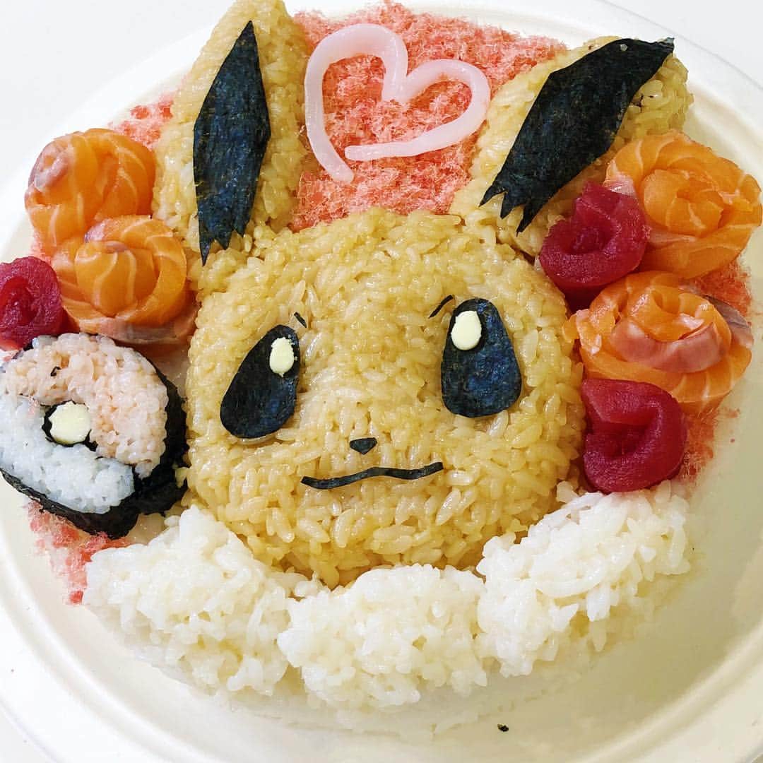 みのりんのインスタグラム：「I made Eevee sushi cake with friends 💓イーブイのお寿司ケーキ作ってみたよ！！ #pokemon #eevee #sushi #cake #food #yummy #instafood #art #bento #cute #kawaii #anime #manga #diy #cooking #foodart #chef #youtube #youtuber #ポケモン #イーブイ #料理 #キャラ弁 #お寿司 #ケーキ」