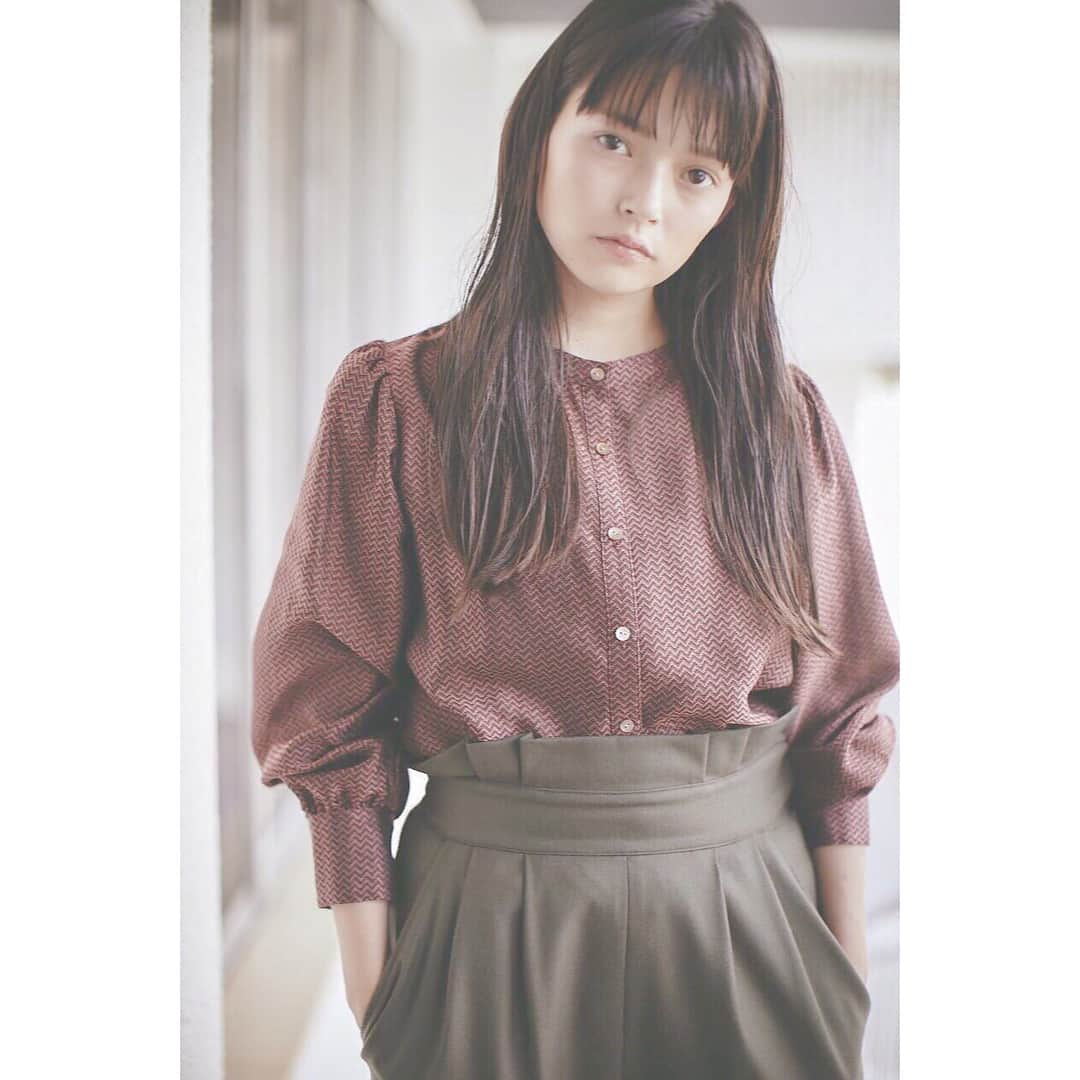 佐々木希さんのインスタグラム写真 - (佐々木希Instagram)「アンティミテAW新作 繊細な柄がポイントのシャツ🌹 レトロな雰囲気もあるので、 秋冬には一枚あると便利です♡ パンツはAW第2弾にて、販売します。  詳しくはアンティミテのInstagramを見てくださいませ。 @intimite_onemile . 画面をタッチすると見られます。  #iNtimité #iNtimite #アンティミテ #ワンマイルウェア #メイドインジャパン #MADEINJAPAN ↓iNtimité公式ホームページ http://intimite.jp/」9月9日 20時54分 - nozomisasaki_official