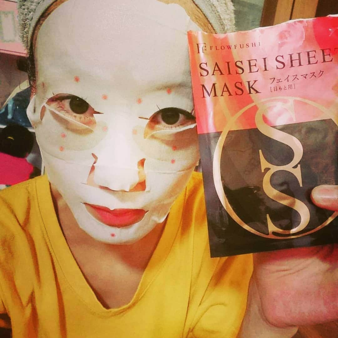 西山茉希さんのインスタグラム写真 - (西山茉希Instagram)「お気に入りのシートマスク。  ついに。。。 西山さんもスキンケア。  顔のむくみがスッキリしてびっくり。。 28日間トライ中ーー☆☆☆ #28Days_SAISEI_PROGRAM #SAISEIシートマスク #FLOWFUSHI #水曜夜はパックをしよう #ターンオーバー #フローフシ #不老不死  絶賛体感中ー。  @flowfushi  できるできる。 これならできる。  週2でいける。 これならいける。  #楽が味方 #ながら美容 #お気楽シートタイム  チビーズに二度見されるとゆう。 ちびパンさん、撮影ありがとう。」9月9日 21時05分 - maki.nshiyama50