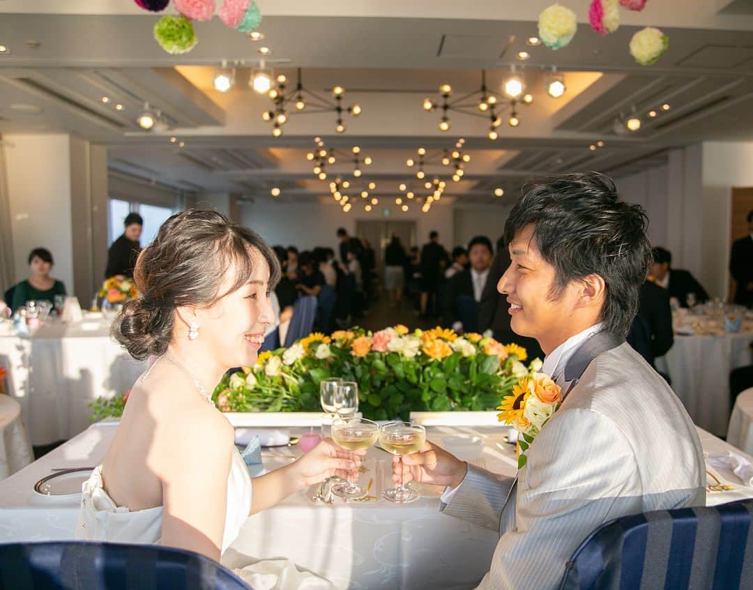 スターゲイトホテル　ウェディングのインスタグラム：「ㅤㅤㅤ ㅤㅤㅤ 乾杯🥂♡（ ⇨ スワイプ ） ㅤㅤㅤ 翼からの景色は本当に素敵です。 翼からでしか見れない景色がここにはあります。 ㅤㅤㅤ ㅤㅤㅤ お二人の笑顔とっても素敵でした⸝⸝⸝ᵕ ̫ ᵕ⸝⸝⸝♪ ㅤㅤㅤ ㅤㅤㅤ ㅤㅤㅤ #stargatehotel  #wedding  #hotelwedding  #star_hanayome #osaka #bridalphoto  #studiotvb  #seaskyweddings  #りんくう結婚式場 #大阪結婚式 #ゲート花嫁 #結婚写真 #翼 #関西空港 #景色  #披露宴 #結婚式 #挙式 #関西花嫁 #大阪花嫁 #スターゲイトホテル  #ウェディング #式場探し #結婚式レポ #ブライダル #花嫁 #プレ花嫁 #卒花嫁 #披露宴」