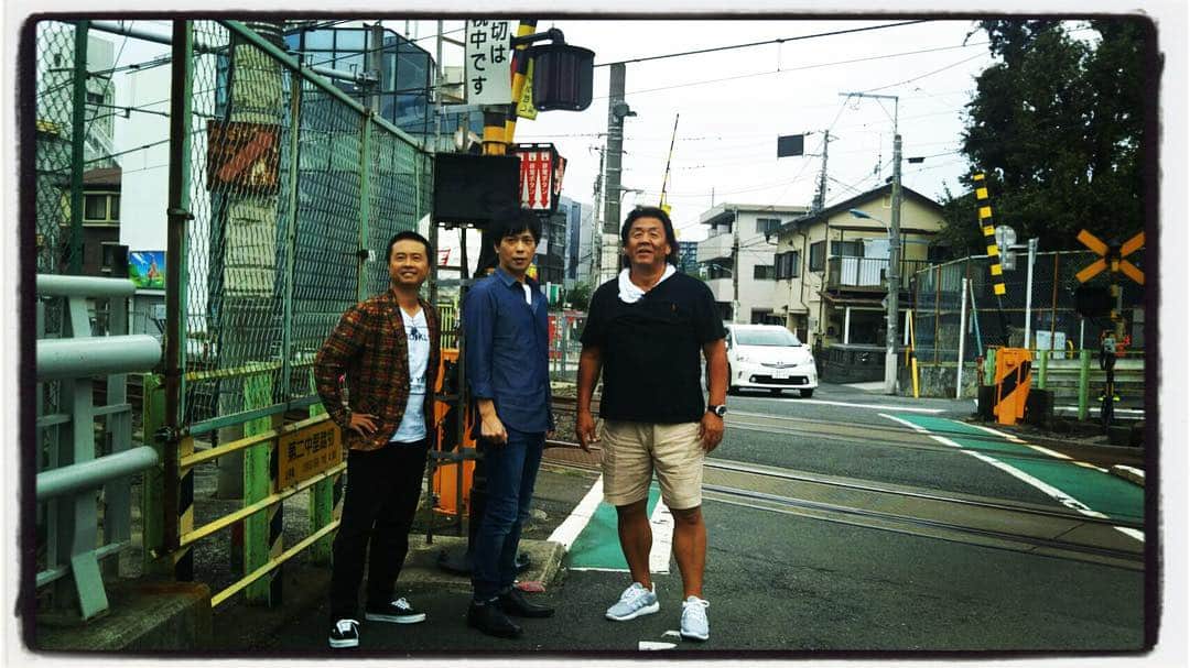 井上聡のインスタグラム：「先日、好評につき「次課・長州の力旅」の第2弾のロケを行いその合間にパシャり。BSフジでそのうちオンエアーされますのでぜひぜひご覧くださいませ。 今回も力さんは絶好調です。  #BSフジにて3週にわたって放送 #はぐれ刑事純情派ではありません #ちょっとしたクイズをやったのですが、僕がクイズの正解を出したあとに力さんは僕とまったく同じ答えを言い始めました。 #すごく純粋な目で言うので最終的には僕が悪者にされます #毎回力さんはアンドレザジャイアントの話をしてきます #ロケバスの中でこの間の集中豪雨で力さんの車が廃車になったことをずっと僕に訴えてきます #「LINEの連絡先交換したのに次課長の2人はまったく送ってこないよね」と突然言われたのですが、僕らは当然何度も送っていて話をつめていくと交換した直後に力さんは機種変更してた事が発覚しました #そして力さん笑ってごまかしていましたが僕ら2人はしばらく力さんをにらみつけていました #本編とは関係ない話ですが、どうぞご覧ください #次課・長州の力旅 #BSフジ」