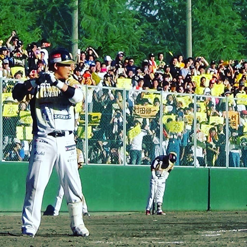 坂田将人さんのインスタグラム写真 - (坂田将人Instagram)「今日は村田さんの引退試合でした。 たくさんの人に惜しまれながら、たくさんの人の前で引退出来るという事がプロ野球選手にとって1番幸せな事だと実感した1日でした。 同じグラウンドに立ってプレーする事は叶いませんでしたが、超一流の野球人の引き際に同じチームの一員としてその場に居れた事を誇りに思います。 本当にお疲れ様でした。 いつか終わりが来る時まで絶対に諦めずに、後悔のないよう日々過ごしていきたいと強く思いました。 #栃木ゴールデンブレーブス#村田さん#引退#一生の宝」9月9日 22時58分 - m_sakata