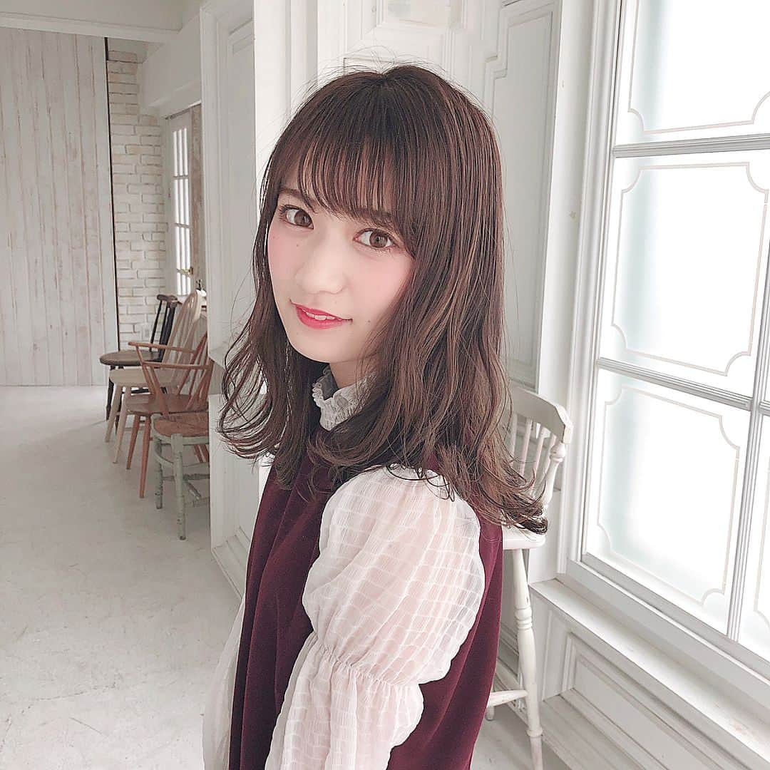 のインスタグラム：「. . ガールズウーマン撮影の時の🐣💓 このワンピース可愛すぎて、、 私はボルドーにしました♥ #ガーリーシルエットワンピース ¥6,900+tax . . 明日から2連休ですが 朝からとある撮影です🤤💭 . #dazzlin#dazzlinstaff#dazzlin_snap#code#coordinate#fashion#コーディネート#ファッション」