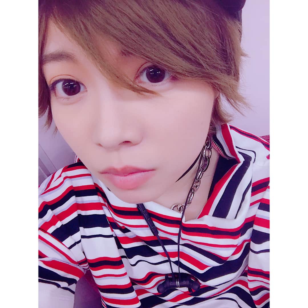 野崎夏帆のインスタグラム：「👨‍🎤﻿ ﻿ NaTsUくんといえばこの角度な気がする。﻿ ﻿ #大人アイドル#シンガー#NaTsUくん﻿ #かほちんの弟によく間違われる﻿ #本人は身長180cmと言い張る﻿ #かほちんの体を借りてるという設定﻿ #十八番はひとりぼっちのハブラシ﻿ #男装#男装女子」