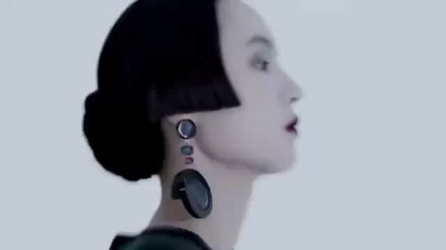 のインスタグラム：「✨✨✨Watch the BTS video of the Giorgio Armani Fall Winter 2018 -2019 campaign, shot by the one and only Sarah Moon @giorgioarmani #sarahmoon#lupingwang」