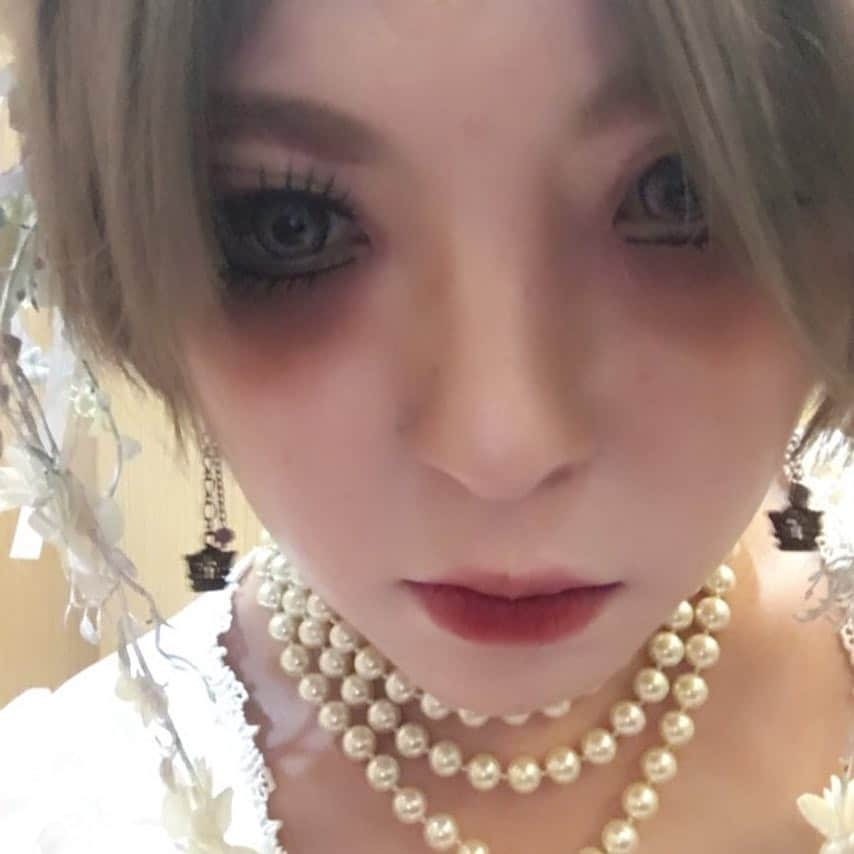 中山恵梨香さんのインスタグラム写真 - (中山恵梨香Instagram)「最高とか楽しかったとか、そういう言葉で表せないです。 神様と対面してしまったみたいな。 なんかもうどんな言葉でも表せない感動をありがとうございました。  そして偶然同じくライブにいらしてた性徒諸君の方におナンパもされて本当になんかもう。。 素敵な夢のような時間をいただいて感謝です。  Sakuraさんがドラムを叩くとか、もうどういうことなんだろっていう。 感動の混乱。 Sakura（愛を持っていつものように言います！とかっていうのもなんか変だけどさ、、、） がKamiさんのお師匠さんなので、Sakuraの身体を借りてKamiが叩いてるとか、もうえ？どういうこと？わかるよ。わかってるよ、はい。でもえ、？こんな幸せ、え？ 感動と幸せで混乱して死ぬ。 そして恥ずかしながら勝手に号泣。 え？もうなに？もう。なんか、わかんない言葉とかない。 🌙 ただ幸せ。ありがとう。ただそれだけ！ありがとうございます。 🌙 お客さんたちゴスとかコスプレしてて本当可愛かった。。 黒服の安心感。。。 モワティエのスタッフの方に急にスナップ撮られて恐悦至極候にて、HPにでも載るのかしら。。嬉し恥ずかしい！！ 🌙 素晴らしい時間をありがとうございました！ #MALICE MIZER#deepsanctuary #豊洲#ゴス#ありがとう」9月10日 1時10分 - erikanakayama1105