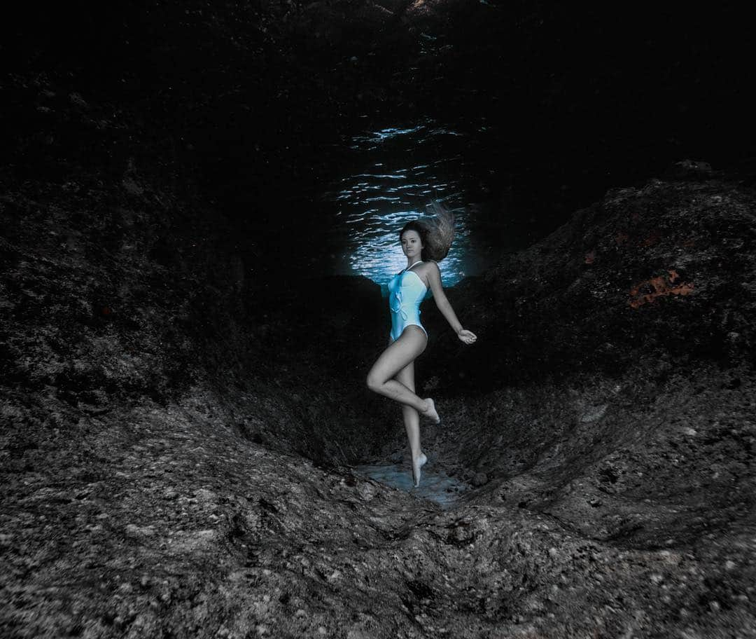 Elena Kalisさんのインスタグラム写真 - (Elena KalisInstagram)「@_bahamasgirl_ #cave #bahamas #bahamasnationaltrust 💦」9月10日 1時04分 - elenakalis