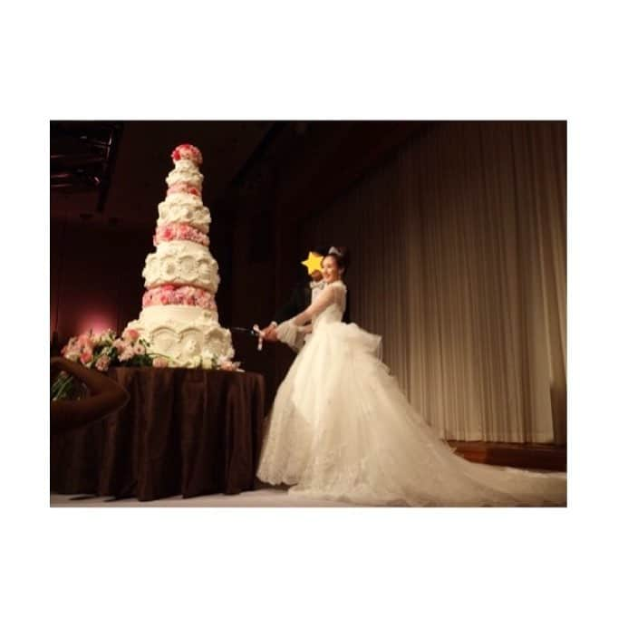 透水さらささんのインスタグラム写真 - (透水さらさInstagram)「先日、れいちゃん(すみれ乃 麗)の結婚式へ👰﻿ ﻿ ﻿ 同期で集まるイベントはいつも楽しいけれど、結婚式は格別です✨﻿ ﻿ ﻿ 姉の蘭ちゃんのスピーチで、強烈に意識し合って、そして一番愛している双子の妹 と話していて、とても印象的でした。﻿ そして号泣です、、😭﻿ ﻿ その言葉をきいて、ふと同期について考えました﻿ ﻿ ﻿ 10代の頃から﻿ 強烈に意識しあい、競い合い、猛烈に助けあい、泣いて笑って全てをさらけだしてきました。﻿ ﻿ ﻿ だから、この人達に会う自分は﻿ ﻿ 何も隠すことのない本当の自分なんだなと改めて気づいたり。﻿ ﻿ ﻿ いつも全力で肩を組んで走った宝塚での青春時代を思い出しながら、芯があって美しいみんなに会うと力がみなぎる自分を感じながら﻿ ﻿ ﻿ いつまでも喋って涙がでるまで大笑いしたいけれど﻿ ﻿ ﻿ そそくさと帰ります🧒🏠﻿ ﻿ ﻿ れいちゃん、ほんとにほんとにおめでとう。本当に輝いていて、今この瞬間、世界で一番美しい！！﻿ と思いました😭✨ #結婚式#すみれ乃麗 #92期 #宝塚#同期#おめでとう」9月10日 12時42分 - sarasarasarasa0623