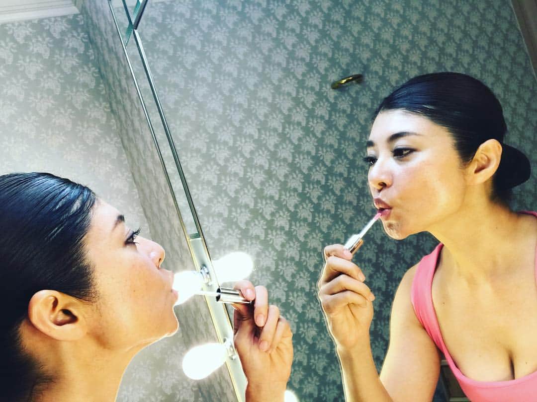 間々田佳子のインスタグラム：「今日はESSEさんのイベントで椿山荘 #間々田佳子 #顔ヨガ #このドレッサーが欲しい✨💕 #鏡を見ながら顔ヨガを #女性はいくつになっても綺麗になれる」