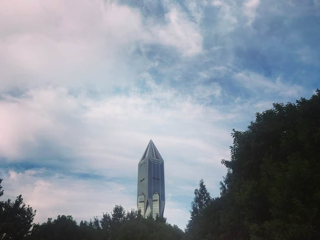 猪俣ユキのインスタグラム：「Morning walk #shanghai #ひょっことビル #人民公園はアーティストの集い」