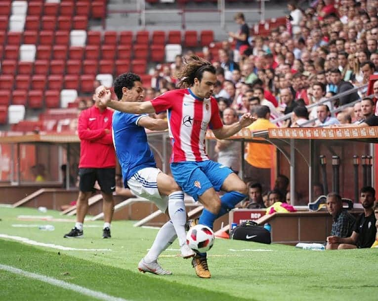 スポルティング・デ・ヒホンさんのインスタグラム写真 - (スポルティング・デ・ヒホンInstagram)「Real Sporting B 1 Real Oviedo B 2  Justo triunfo del filial del Real Oviedo en El Molinón en el derbi de filiales. El cuadro de Javi Rozada hizo más que su homólogo rojiblanco para llevarse la primera victoria de la temporada a su casillero. No solo logró un gol más, es que dominó el encuentro y dispuso de más ocasiones. Solo los palos y las paradas de Javi Benítez evitaron un mayor resultado.  Al Sporting ‘B’ se le notó que es un equipo al que le falta rodaje. Las piezas aún no están conjuntadas y su fútbol no es fluido. Le cuesta crear y en el mediocampo hoy solamente Pedro Díaz fue capaz de aportar. Naufragó el joven José Gragera y su sustituto en la segunda parte, Isma Aizpiri. Tampoco las bandas ayudaron. En la izquierda Espeso y Ramón no tuvieron un buen día y el Vetusta se aprovechó de ello para canalizar casi todo su poder ofensivo por allí.」9月10日 4時10分 - _realsportingdegijonsad