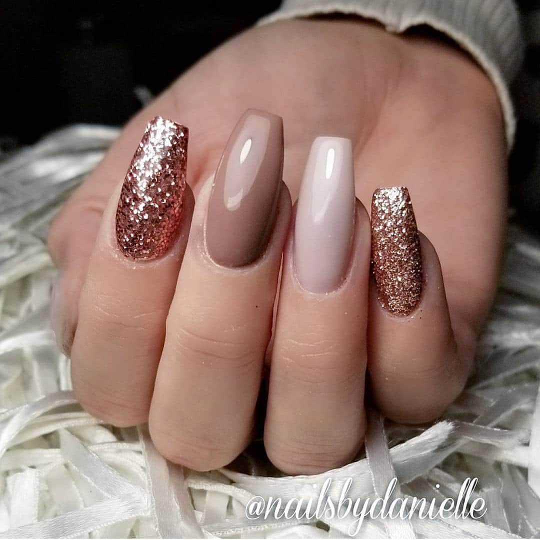 vegas_nayさんのインスタグラム写真 - (vegas_nayInstagram)「Berry Truffle and teacup rose goes amazing with @nailsbydanielle  #nailsoftheday #glitter #rosegold」9月10日 4時40分 - vegas_nay