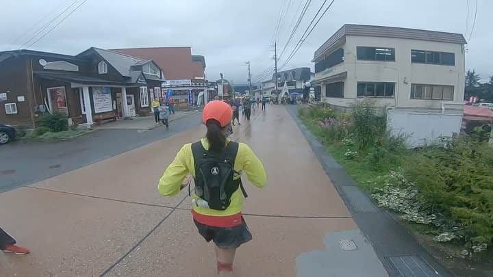 西谷綾子のインスタグラム：「✴︎ 白馬国際トレイルラン 54.3km ゴールシーン♡ #長野 #白馬 #やっぱり白馬の雰囲気好き #最高 #応援のパワー #凄い #足が軽やかに  #ゴール #この瞬間 #さらに嬉しさが #感動 #ハイタッチ #感謝  #寒いなか最後まで応援ありがとうございます #gopro #trailrunning #enjoy #newbalance」