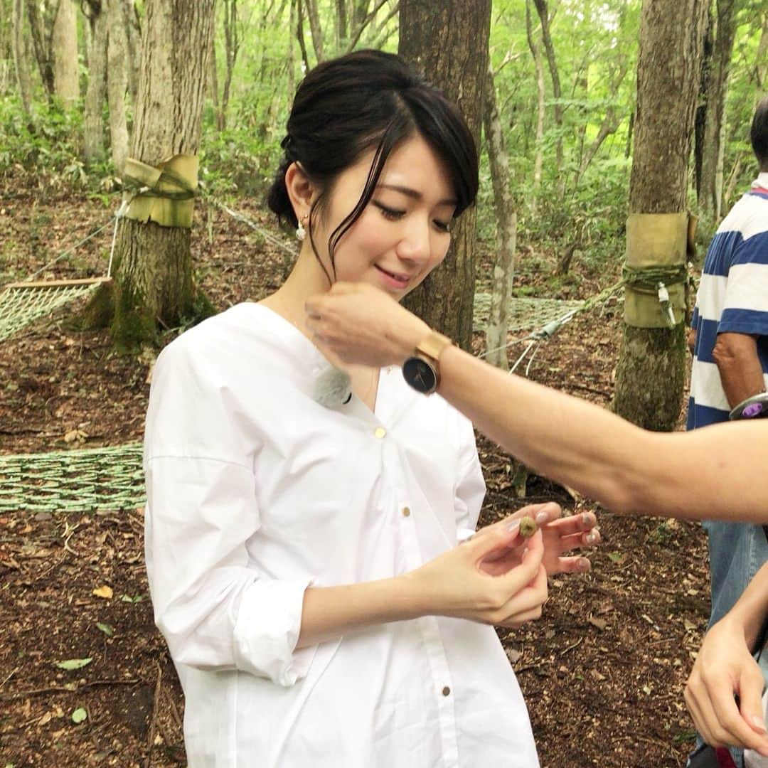 神谷文乃のインスタグラム：「わがまま！気まま！旅気分ロケ♡ まずは、真庭市新庄村のゆりかごの小径🍁🐒🍁 まさに森林セラピー。 なんだか浄化された感じです。  落ちていたドングリ発見！👀✨ まだ緑の若ドングリですが、秋の始まりを実感しますね🍁🌾 それにしても、私がヒールを脱ぐと 元さんの大きさが際立つ🤣 相変わらず、でかいっ！！！！笑  #BSフジ#わがまま！気まま！旅気分#OHK#岡山放送#上岡元 アナ#神谷文乃#岡山県北#秋の始まり#若ドングリ#真庭市#新庄村#ゆりかごの小径#森林セラピー」