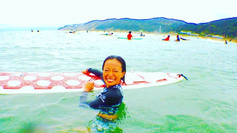 三船美佳さんのインスタグラム写真 - (三船美佳Instagram)「🏄‍♀️ 真っ直ぐしか行けなかったけど この日は波が割れる方向へ 左右移動する練習😆 自分ではまだどっちに割れるのか 区別が全く分からないから ミギ〜ぃ？！ ヒダリ〜ぃ？！って 聞きまくってる😂 🏝🏝🏝 2個目のムービーは 初ウォーキングやってみてコケたり😁 この日は波がとんでもなく良くて 何十本 乗ったんだろう🤩 プッシュしてもらってなのに 腕パーァンパン💪パド筋頑張れ‼️w あぁ〜たのしぃ〜❣️ 🏖🏖🏖 サーフィンと出逢えて良かった🏄‍♀️ サーフィンで出逢えた人たちと繋がれて良かった🏄‍♀️🏄‍♂️ 新しい家族。 新しい居場所。 悩み、不安、後悔、痛みを癒してくれる。 帰りはいつも 心と頭がスッキリして あったかい何かで満たされてる。 だからまた頑張れる❣️ 本当に本当にありがとうございます😊 🐠🐠🐠 #和歌山#磯ノ浦 #kaiserssurfingschool #カイザーズ#surf##surfing#surfgirl#サーフィン#TetsuSan-boss#BearSan-coach#KanChan-Camera @marvywetsuits_official  @1975tokyo  #TLSsurfjapan」9月10日 9時00分 - mikamifune_official