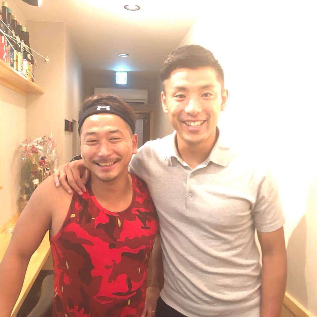 池田圭のインスタグラム：「大学時代の同部屋、高村星八32歳が熊本でMUGENというしゃぶしゃぶ屋さんを始めたので行ってきました。 アグー豚美味しかったです。 とりあえず、ヘアーバンドが似合ってなかったです。 必要以上に身体鍛えてて、気持ち悪かったです。  #MUGEN #熊本県玉名市亀高51-1 #元競輪選手 #3年間同部屋でした #2段ベッドの上下でした #池田のインスタ見たって言ってください #もし行ったらの話ですけど #アイスくれそうです」