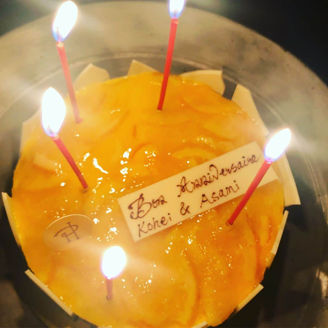 清川あさみさんのインスタグラム写真 - (清川あさみInstagram)「夜はまたまた旦那の誕生日ご飯🥂私も一緒に一足早くお友達にお祝いして頂いちゃいました🎂✨感謝🙏 #ちなみに私の誕生日は5日後🎁 #夫婦揃って誕生日近いのです  #ユキちゃん田崎くんコーゾーさんゆかりんありがとう #沢山笑った夜」9月10日 10時21分 - asami_kiyokawa