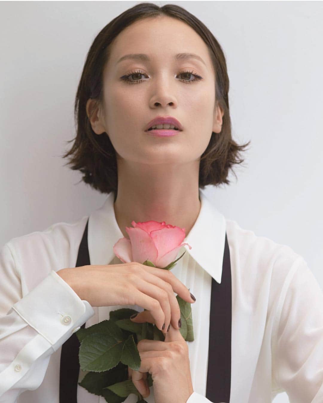 のインスタグラム：「@w_tokyo 【otonaMUSE】 スタイリングは三浦由美子さんにお願いをしました。 柔らかな女性の肌を表現するハルちゃんの写真に、三浦さんがスパイスを効かせてくださってます⚡️ @otonamuse  PHOTOGRAPHER：HAL KUZUYA  STYLST : Yumiko Miura (W) @sty_yumikomiura  HAIR：Shuco (3rd) @shucohair  MAKE-UP：Kazuko Hayasaka (W) @kazukovalentine  MODEL：Eimi Kuroda @amykuroda  #Makeup #早坂香須子 #stylist #三浦由美子 #otonaMuse #大人の洒落肌 #ベースメイク #editorial#beauty#黒田エイミ」